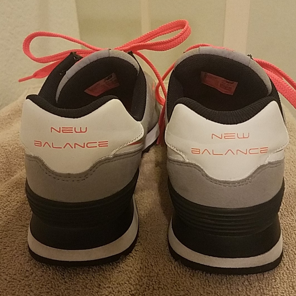 Women's size 9 New Balance 574